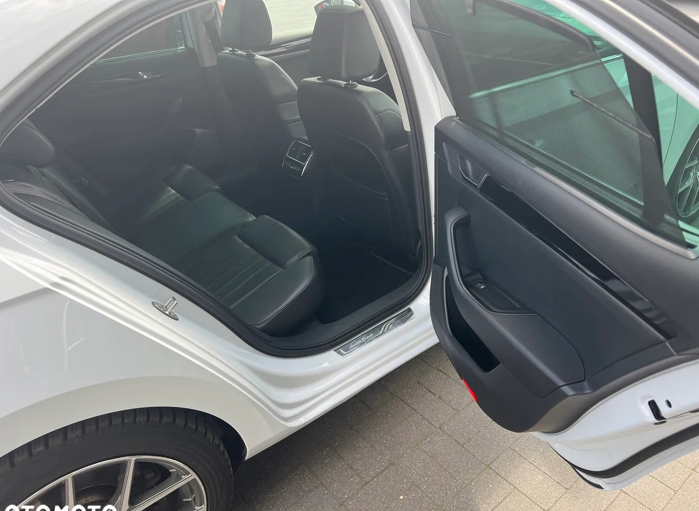 Skoda Superb cena 84900 przebieg: 145798, rok produkcji 2016 z Dukla małe 466